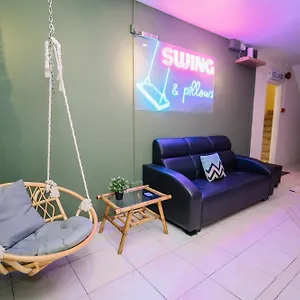 Swing & Pillows @ Malabar Auberge de jeunesse